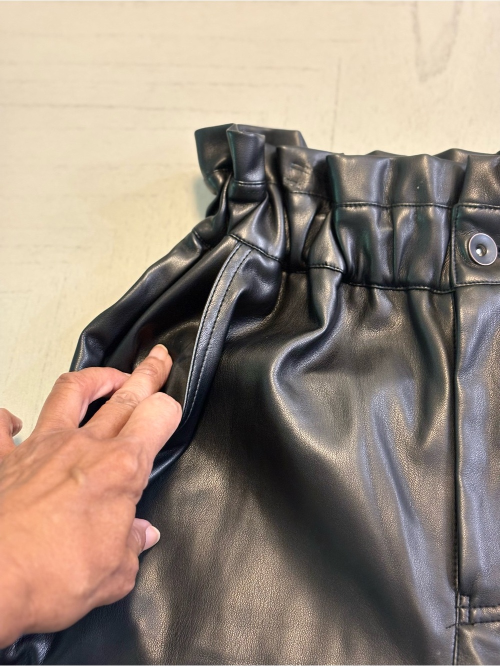 MIOU MUSE Black Faux Leather Paperbag Hi-Waisted Cropped Pants SZ M EUC - Picture 8 of 14